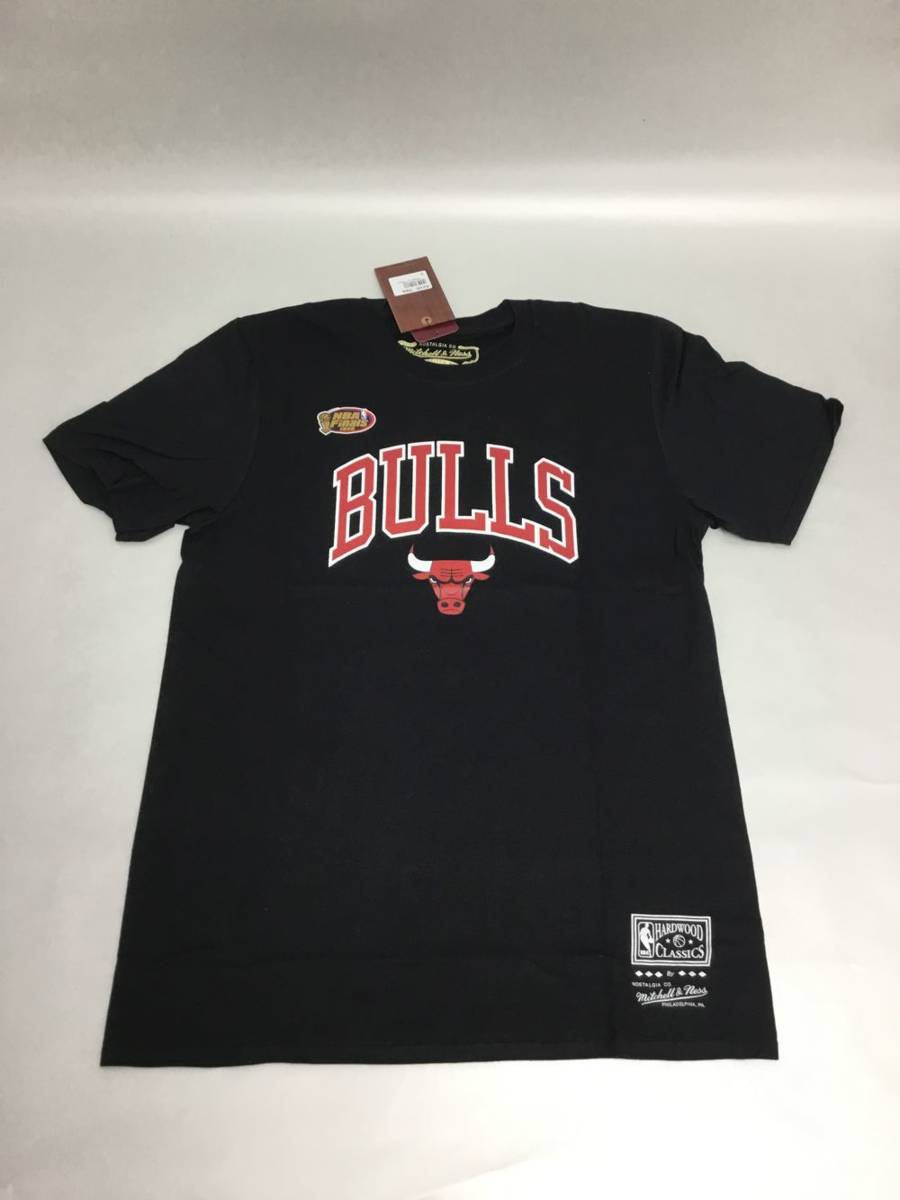 T-shirt Mitchell & Ness Chicago Bulls Arch Tee black | Bludshop.com