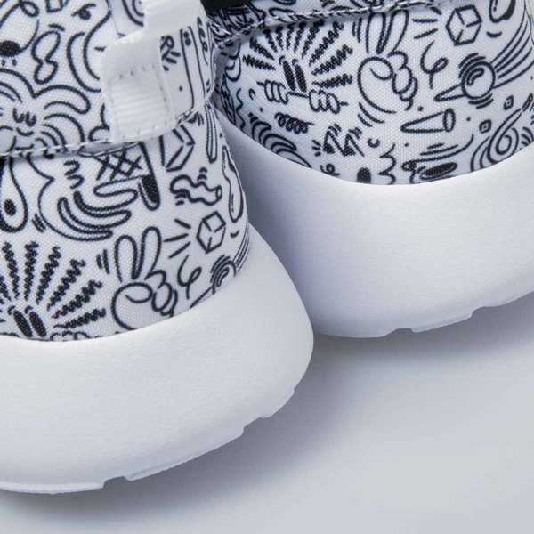 Sneakers buty Nike WMNS Roshe One Print Prem white / black (749986-100)
