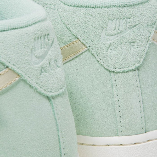 Sneakers buty Nike WMNS Air Force 1 '07 Mid Seasonal enamal green / metalic gold star 818596-300