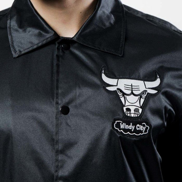 Kurtka Mitchell & Ness Chicago Bulls black NBA Satin Coaches Jacket