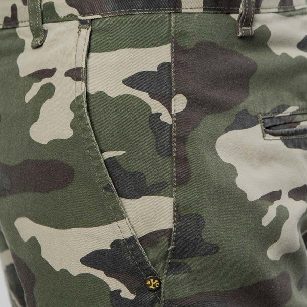 Backyard Cartel spodnie Chinos Label tapered fit woodland camo